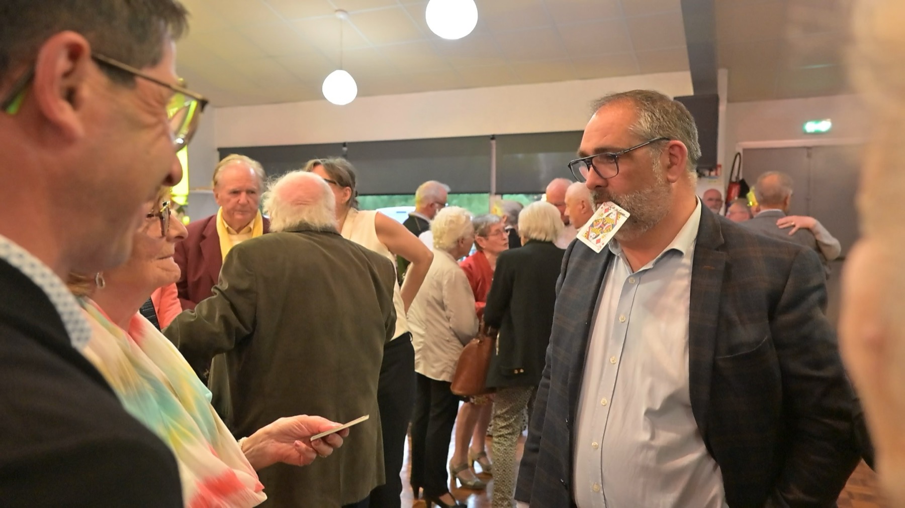 Tour de cartes surprenant avec carte dans la barbe