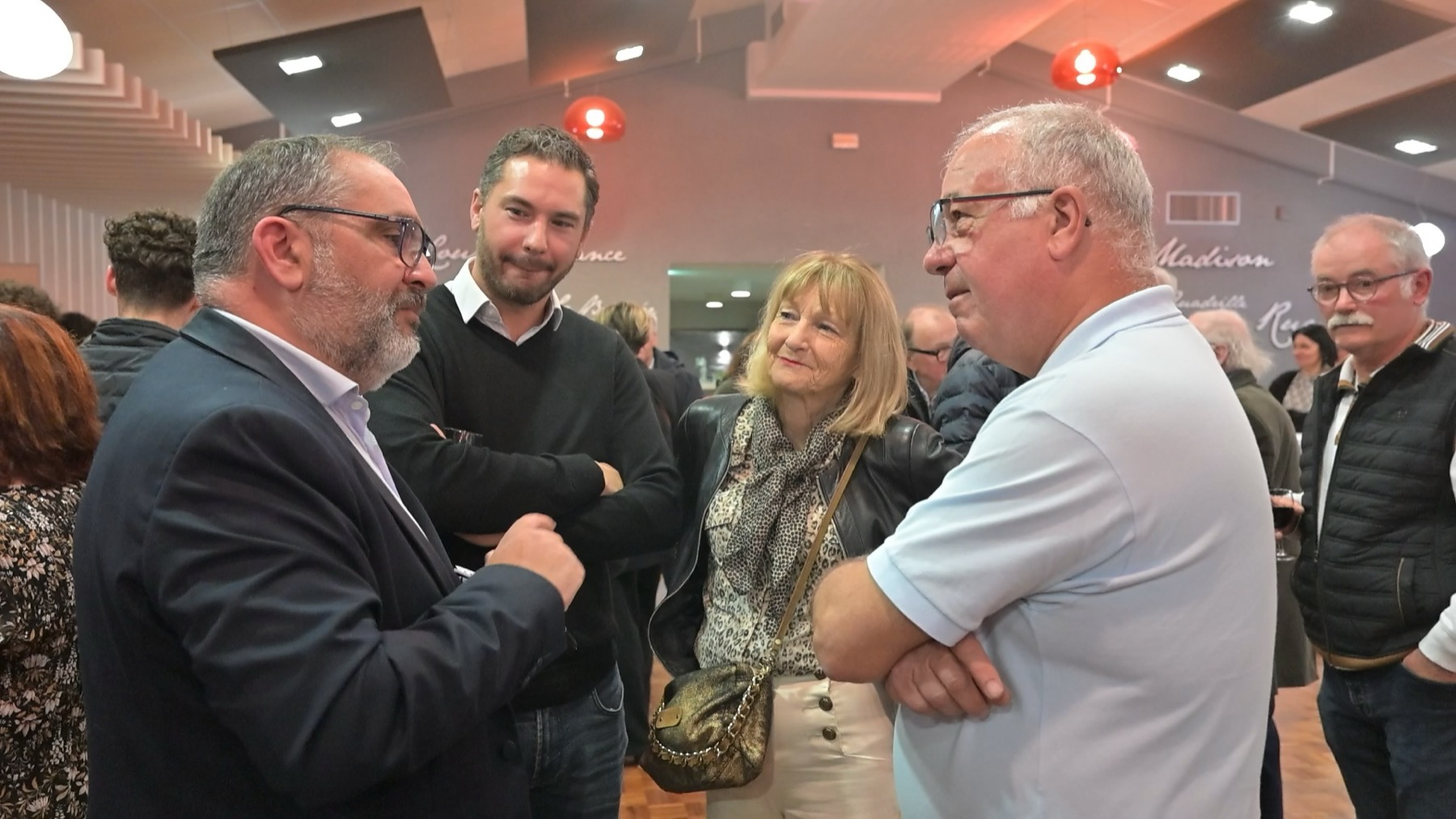 Échange avec les invités lors d'un événement