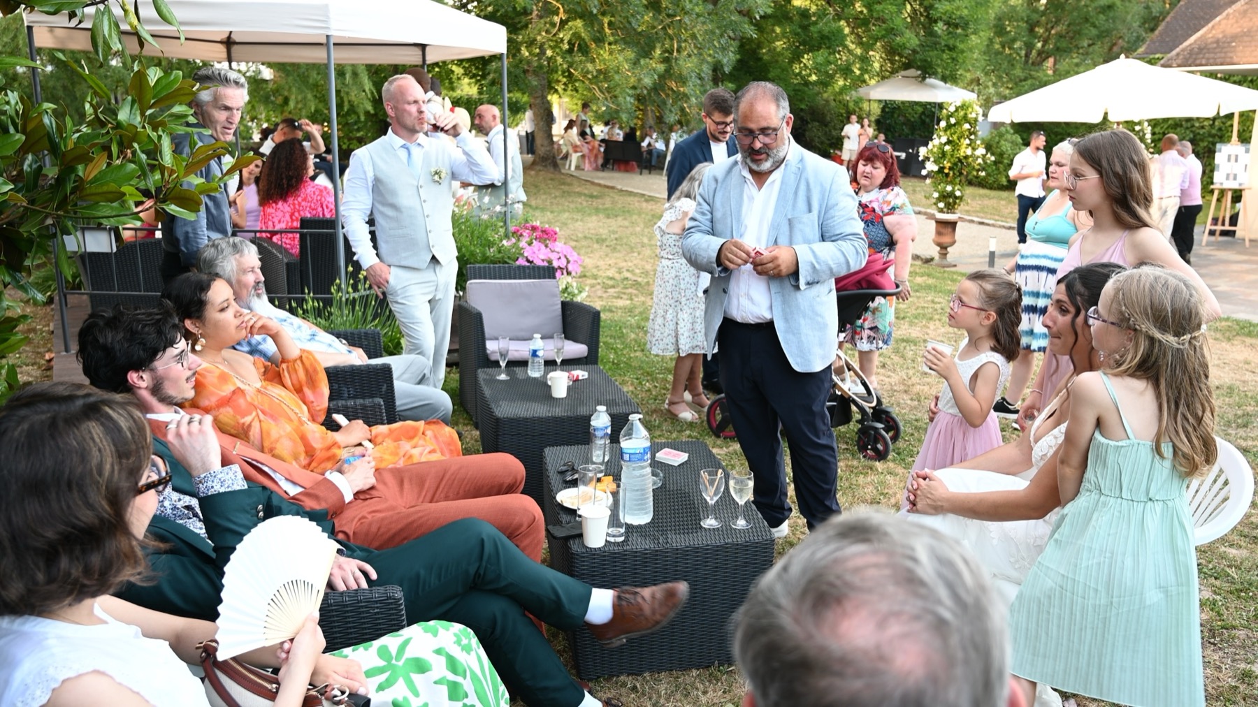 Prestation magie lors d'un mariage en plein air