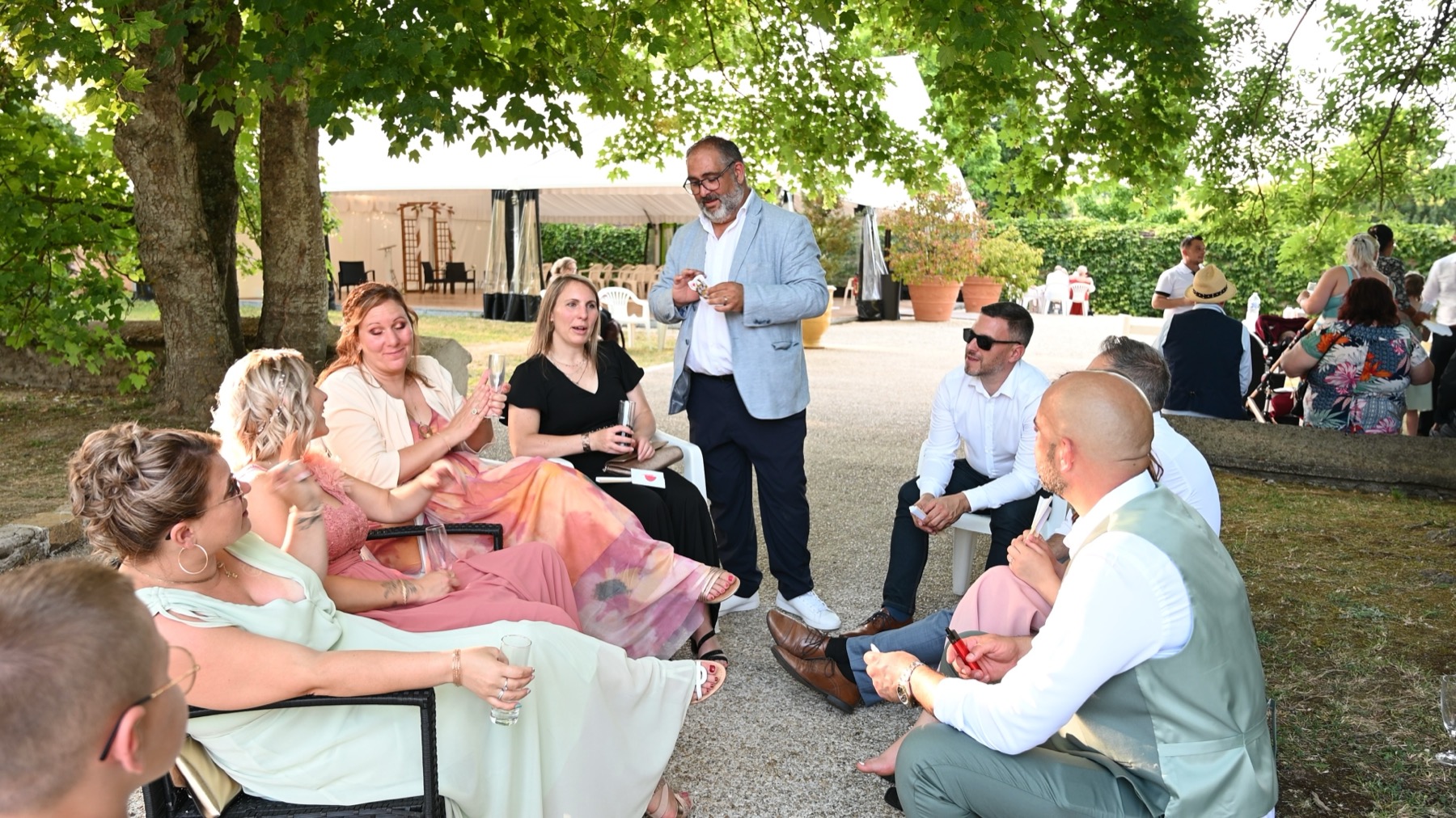 Magie de proximité lors d'un mariage en extérieur