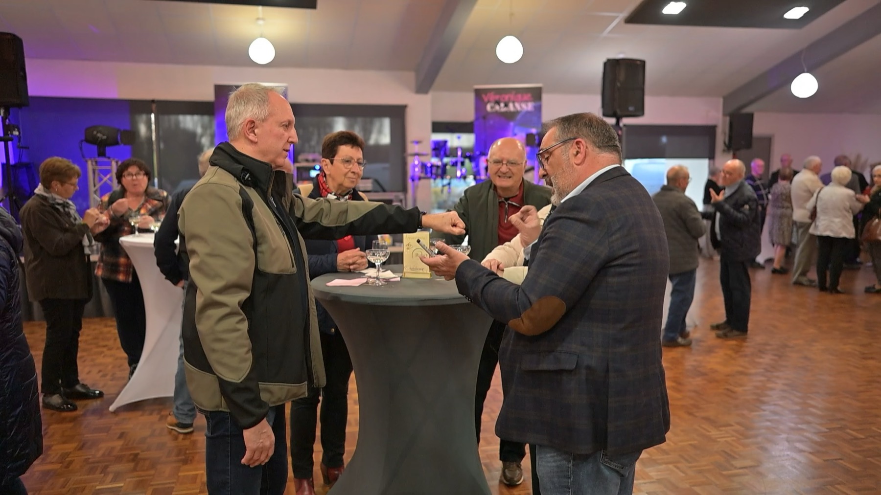 Tour de magie debout lors d'un cocktail