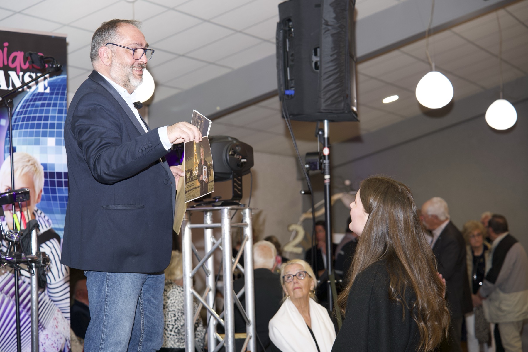 Spectacle de scène avec prédiction et photo pour le public